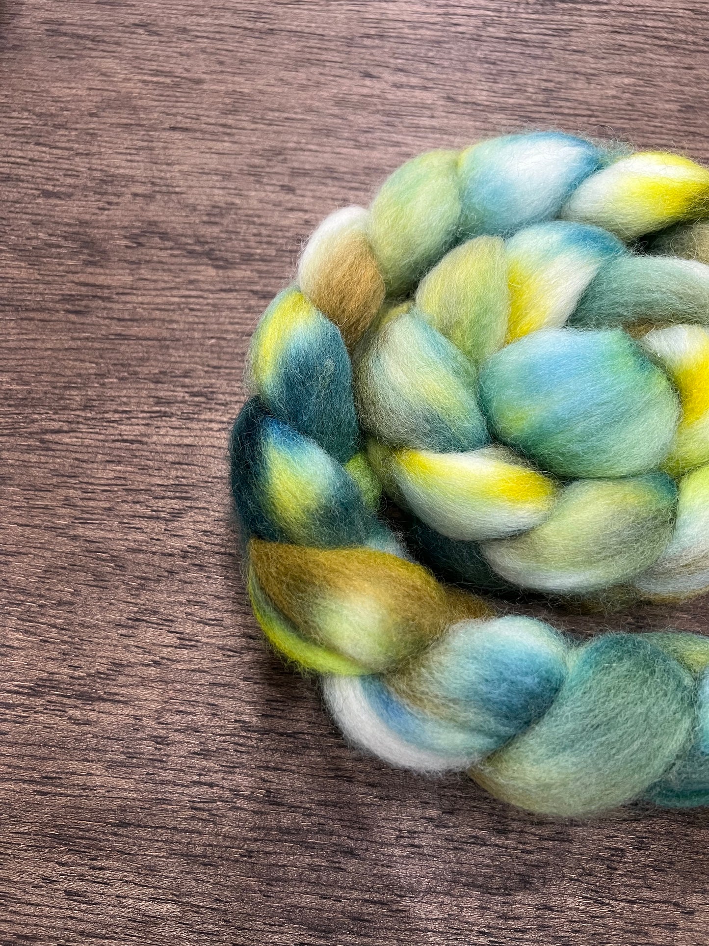 GREEN YELLOW Hand Dyed Spinning Fibre Corriedale Cross Roving Non Superwash
