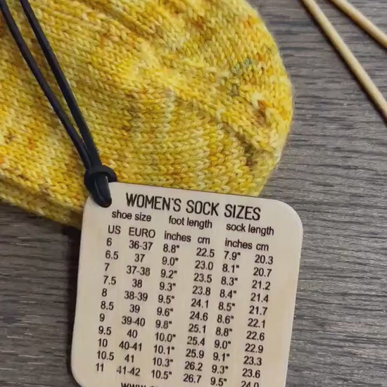 Knitter’s Wooden Reference Card Sock Sizes - Men's and Ladie's